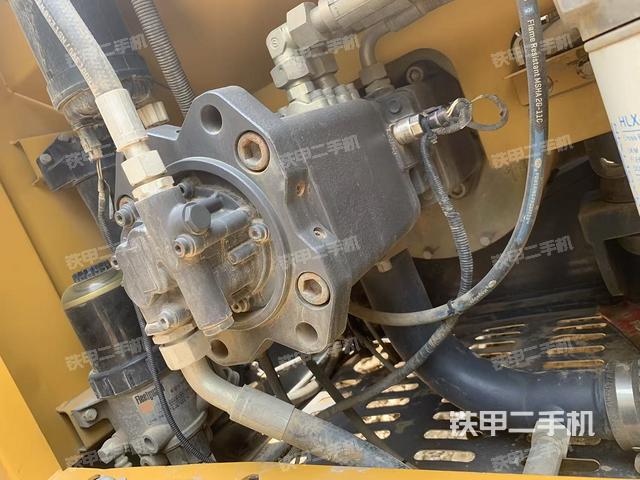 液壓泵艙室正面整體(整機(jī)外觀) 液壓泵艙室正面整體(整機(jī)外觀)