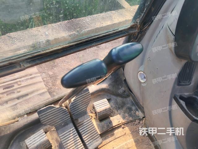 行走控制手柄和踏板?俯拍(駕駛室部分) 行走控制手柄和踏板?俯拍(駕駛室部分)