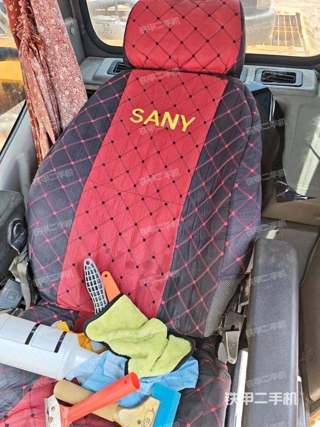 行走控制手柄和踏板?俯拍(駕駛室部分) 行走控制手柄和踏板?俯拍(駕駛室部分)