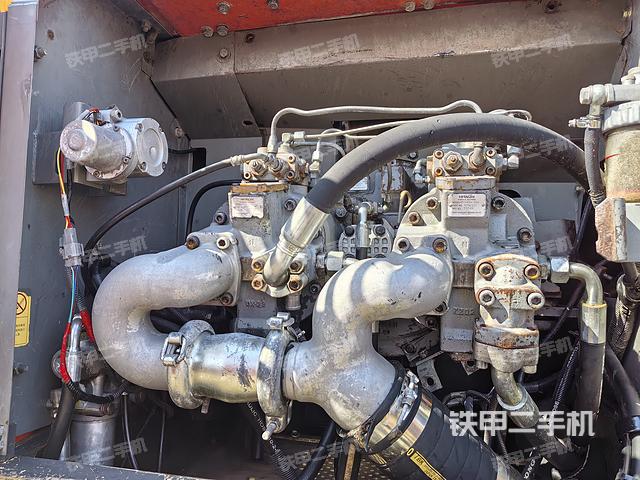 液壓泵艙室正面整體(整機外觀) 液壓泵艙室正面整體(整機外觀)