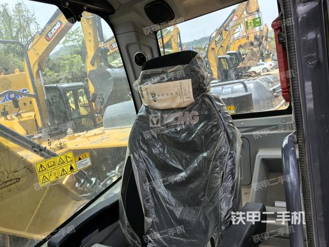 行走控制手柄和踏板?俯拍(駕駛室部分) 行走控制手柄和踏板?俯拍(駕駛室部分)
