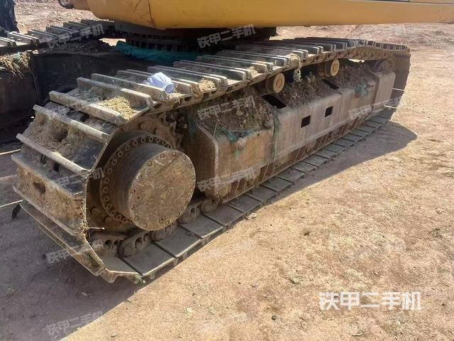 单侧履带整体(整机外观) 单侧履带整体(整机外观)
