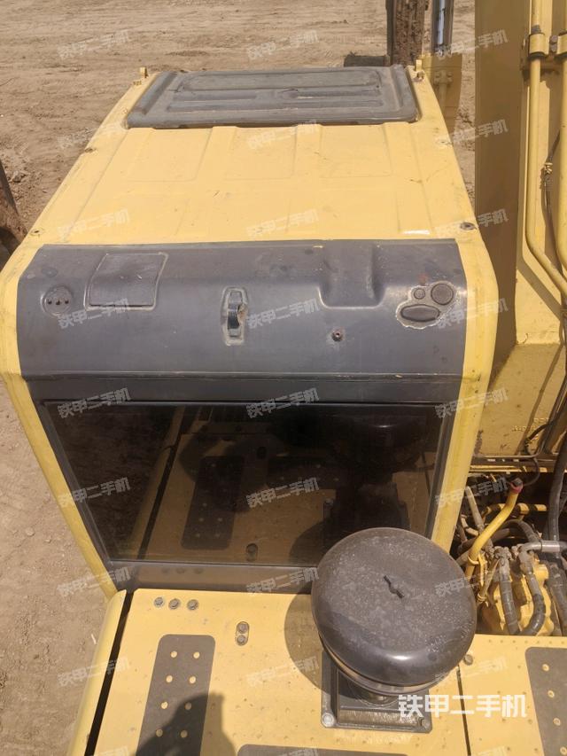 駕駛室頂部(整機(jī)外觀) 駕駛室頂部(整機(jī)外觀)