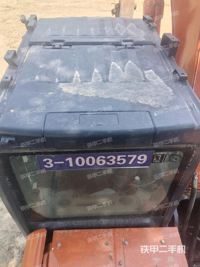 驾驶室顶部(整机外观) 驾驶室顶部(整机外观)