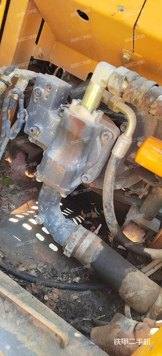 液壓泵艙室正面整體(整機(jī)外觀) 液壓泵艙室正面整體(整機(jī)外觀)