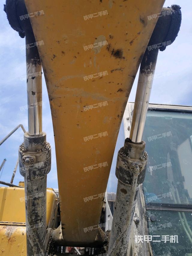 大臂油缸整体 竖拍(工作和回转装置) 大臂油缸整体 竖拍(工作和回转装置)