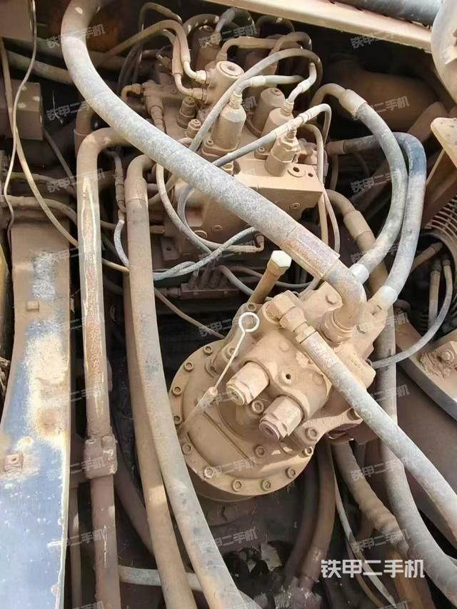 回转马达和主控阀（整机外观）