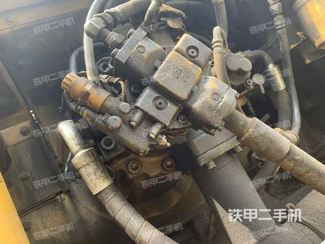 液压泵舱室正面整体(整机外观) 液压泵舱室正面整体(整机外观)