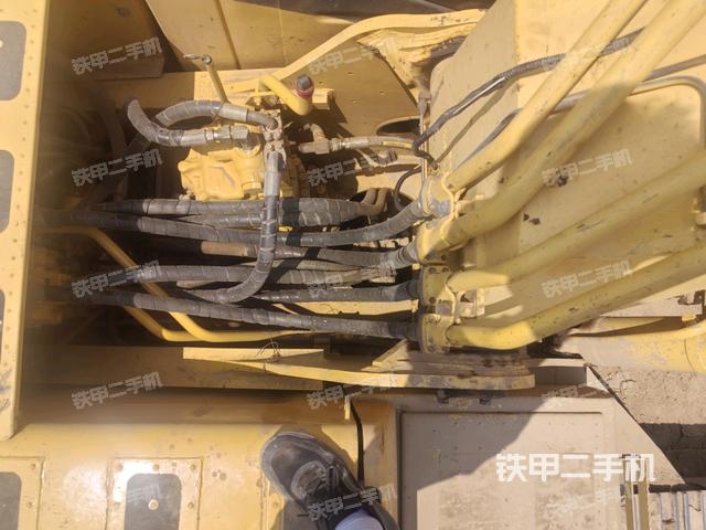 回轉(zhuǎn)馬達(dá)和主控閥(整機(jī)外觀) 回轉(zhuǎn)馬達(dá)和主控閥(整機(jī)外觀)