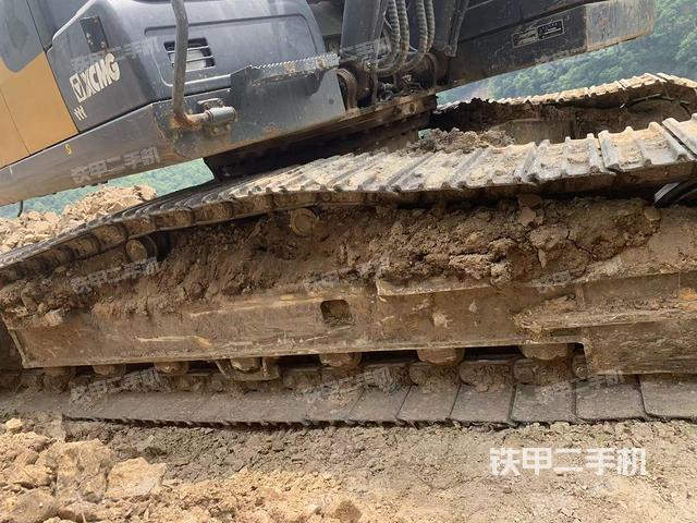 單側(cè)履帶整體(整機(jī)外觀) 單側(cè)履帶整體(整機(jī)外觀)