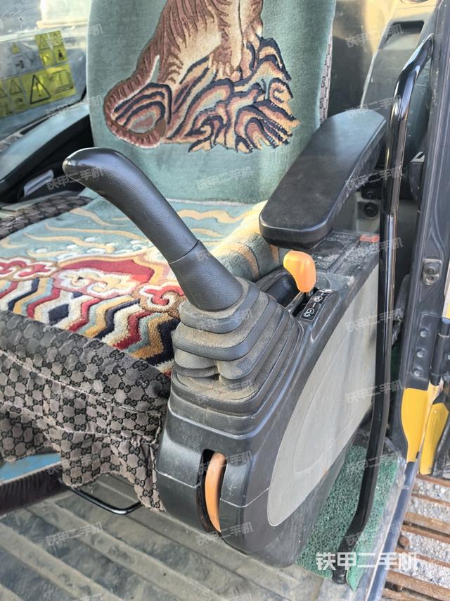 座椅右側(cè)控制臺(tái)/鑰匙門/油門/含右手柄（駕駛室部分）