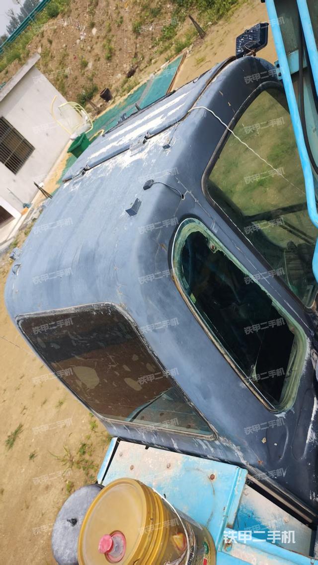 駕駛室頂部(整機(jī)外觀) 駕駛室頂部(整機(jī)外觀)