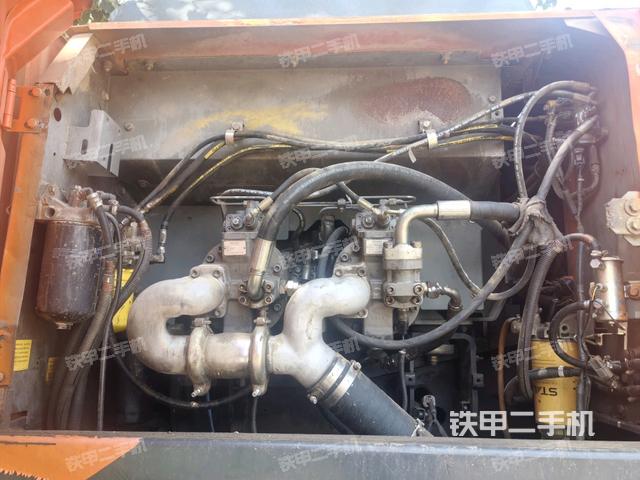 液压泵舱室正面整体(整机外观) 液压泵舱室正面整体(整机外观)