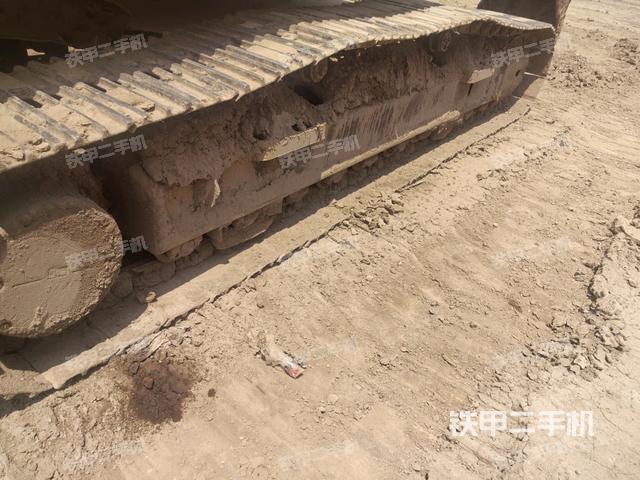 單側(cè)履帶整體(整機(jī)外觀) 單側(cè)履帶整體(整機(jī)外觀)