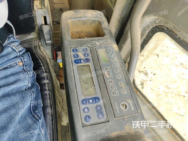 座椅左侧控制台/音响/含左手柄(驾驶室部分) 座椅左侧控制台/音响/含左手柄(驾驶室部分)