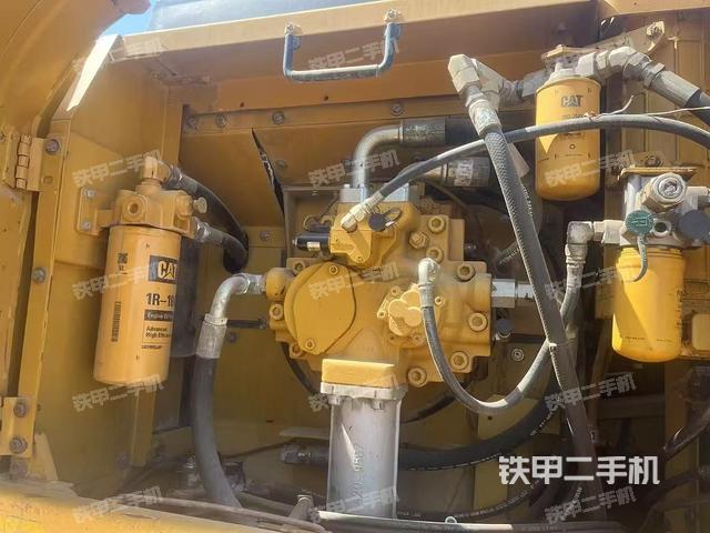 液压泵舱室正面整体(整机外观) 液压泵舱室正面整体(整机外观)
