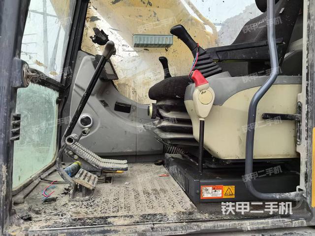 駕駛室整體(整機(jī)外觀) 駕駛室整體(整機(jī)外觀)