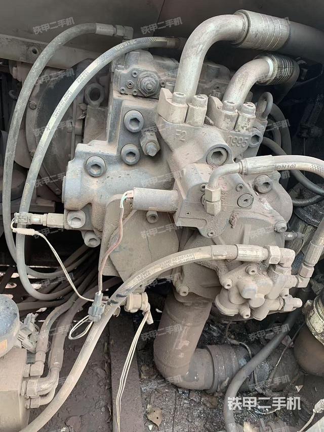 液压泵舱室正面整体（整机外观）