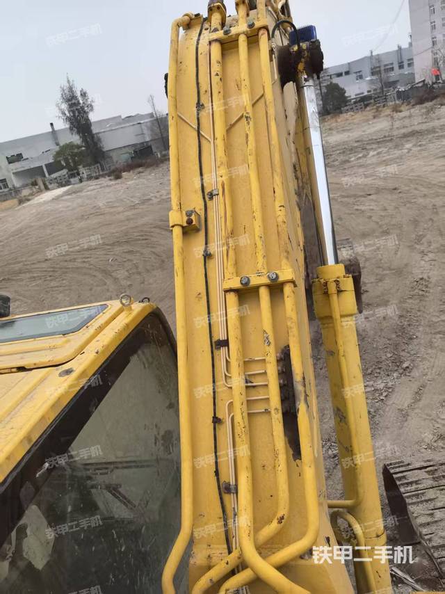 駕駛室頂部(整機(jī)外觀) 駕駛室頂部(整機(jī)外觀)