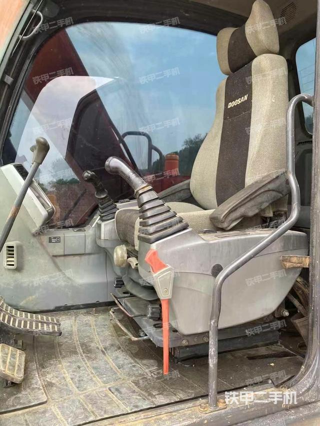 駕駛室整體(整機(jī)外觀) 駕駛室整體(整機(jī)外觀)