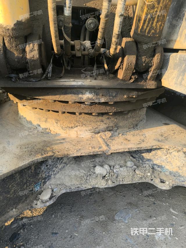 轉(zhuǎn)盤和下車架正前（工作和回轉(zhuǎn)裝置）