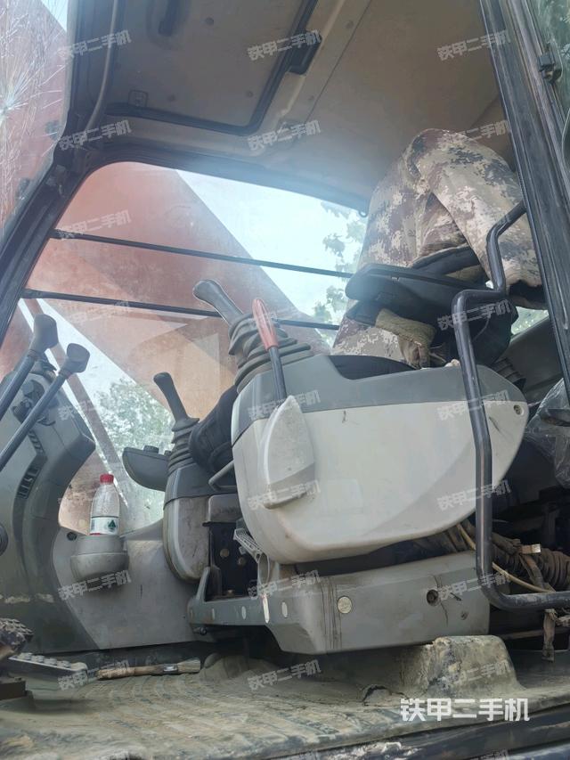 驾驶室整体(整机外观) 驾驶室整体(整机外观)