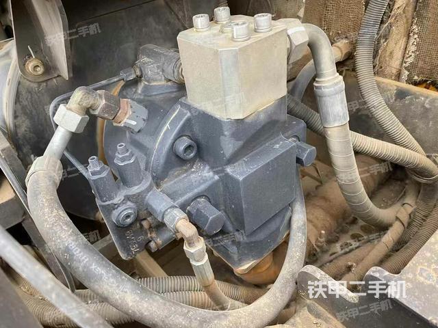 液壓泵艙室正面整體(整機(jī)外觀) 液壓泵艙室正面整體(整機(jī)外觀)