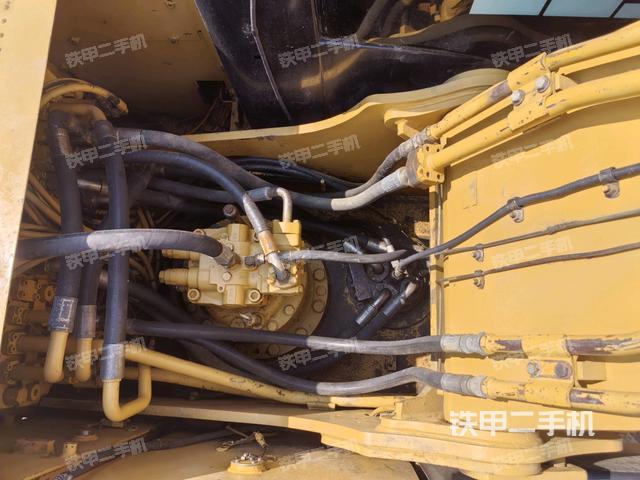 回转马达和主控阀(整机外观) 回转马达和主控阀(整机外观)