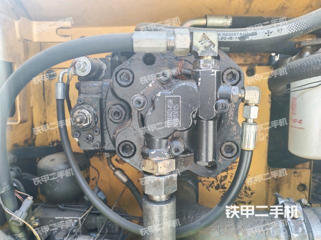 液压泵舱室正面整体（整机外观）