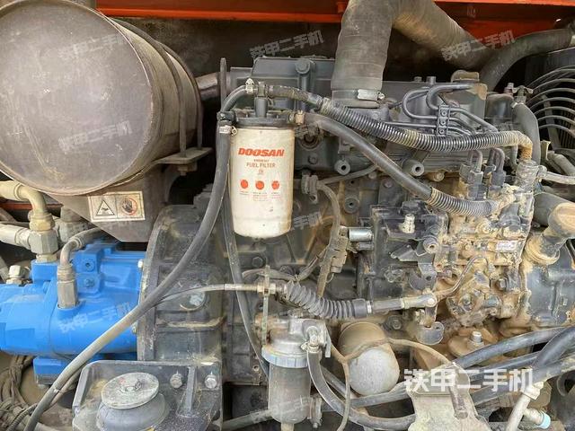 液壓泵艙室正面整體(整機(jī)外觀) 液壓泵艙室正面整體(整機(jī)外觀)