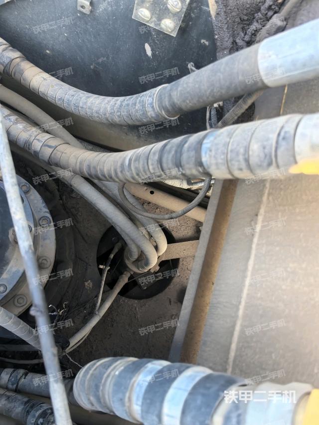 中央回轉(zhuǎn)接頭特寫（上車部件）