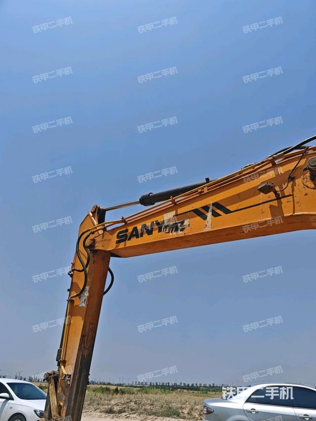 鏟斗右后整體(工作和回轉(zhuǎn)裝置) 鏟斗右后整體(工作和回轉(zhuǎn)裝置)