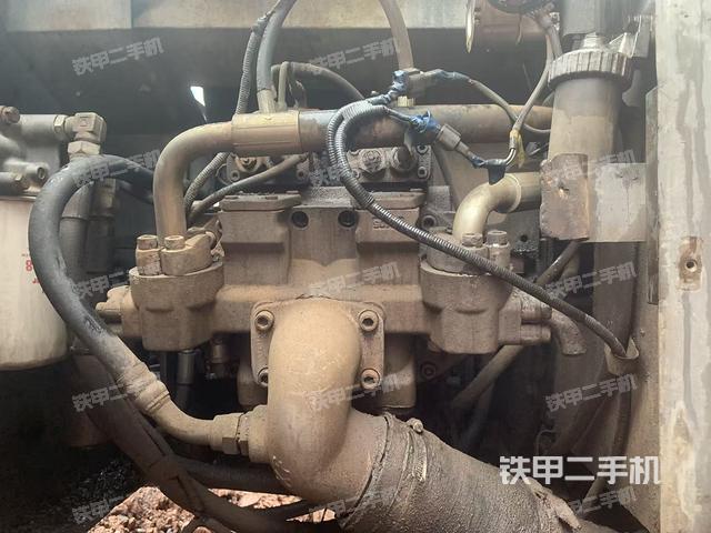液壓泵艙室正面整體(整機(jī)外觀) 液壓泵艙室正面整體(整機(jī)外觀)