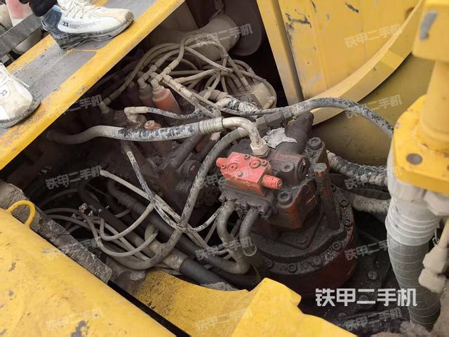 回轉(zhuǎn)馬達(dá)和主控閥(整機(jī)外觀) 回轉(zhuǎn)馬達(dá)和主控閥(整機(jī)外觀)