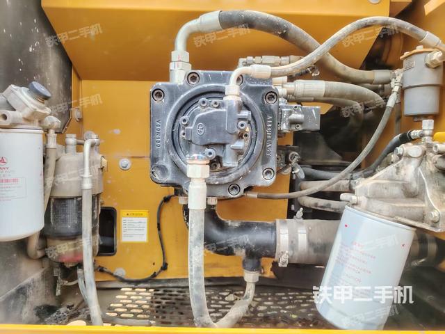 液压泵舱室正面整体（整机外观）