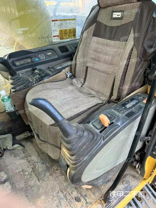 驾驶室整体(整机外观) 驾驶室整体(整机外观)