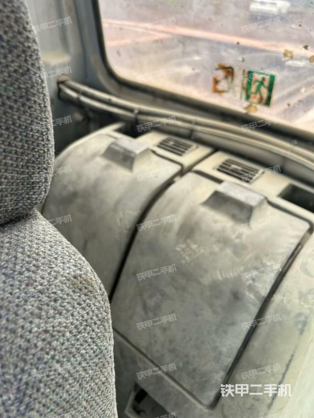 行走控制手柄和踏板 俯拍（驾驶室部分）