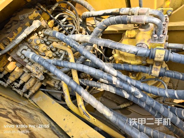 回轉(zhuǎn)馬達(dá)和主控閥(整機(jī)外觀) 回轉(zhuǎn)馬達(dá)和主控閥(整機(jī)外觀)