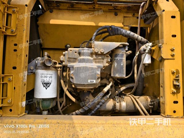 液壓泵艙室正面整體(整機(jī)外觀) 液壓泵艙室正面整體(整機(jī)外觀)
