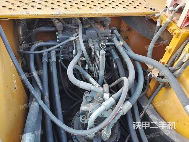 回转马达和主控阀（整机外观）