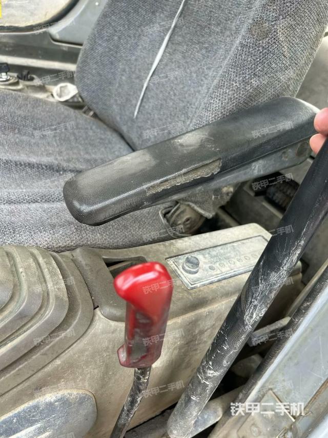 座椅右侧控制台/钥匙门/油门/含右手柄（驾驶室部分）