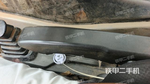 座椅右側(cè)控制臺(tái)/鑰匙門(mén)/油門(mén)/含右手柄(駕駛室部分) 座椅右側(cè)控制臺(tái)/鑰匙門(mén)/油門(mén)/含右手柄(駕駛室部分)