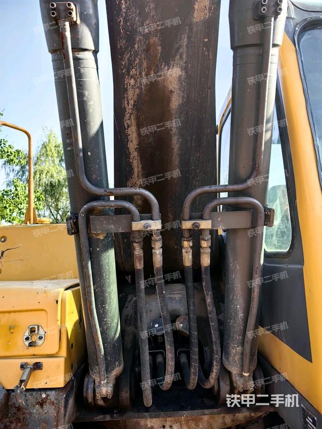 大臂油缸整体 竖拍(工作和回转装置) 大臂油缸整体 竖拍(工作和回转装置)