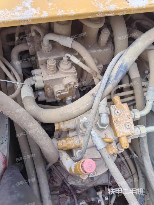 回转马达和主控阀（整机外观）