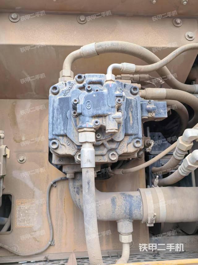 液压泵舱室正面整体（整机外观）