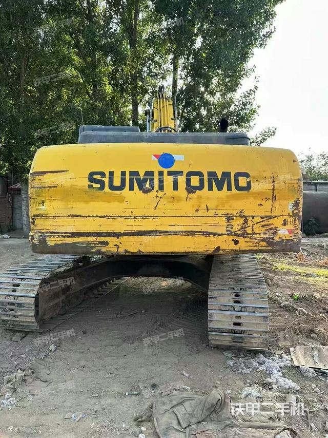 驾驶室顶部(整机外观) 驾驶室顶部(整机外观)