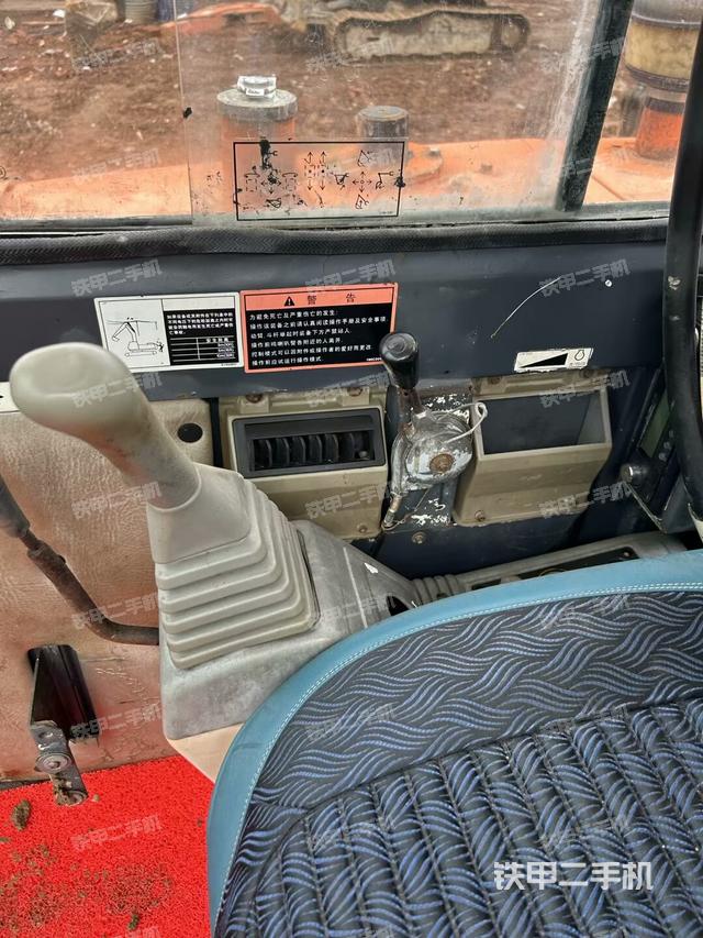 座椅左側(cè)控制臺(tái)/音響/含左手柄（駕駛室部分）