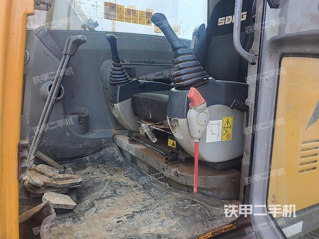 駕駛室整體(整機外觀) 駕駛室整體(整機外觀)