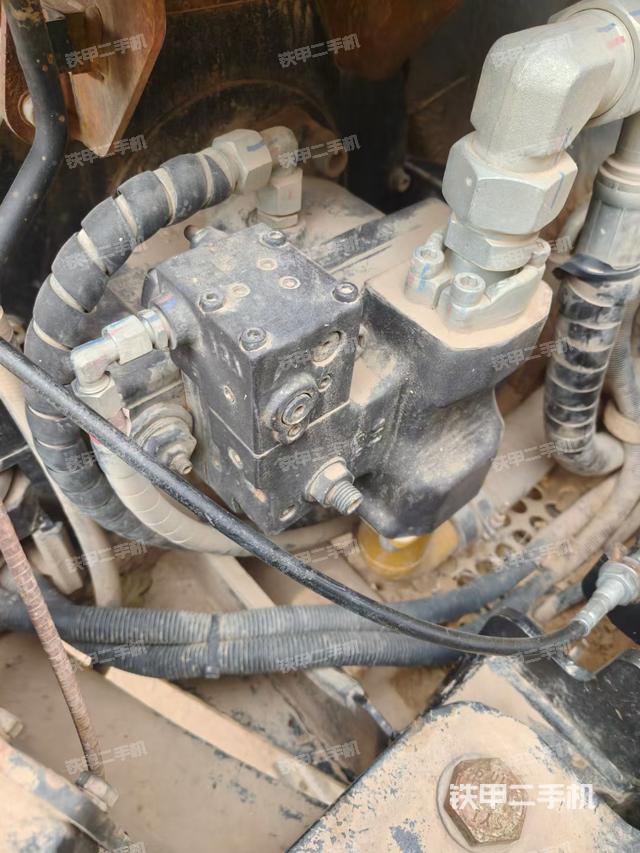 液壓泵艙室正面整體(整機外觀) 液壓泵艙室正面整體(整機外觀)