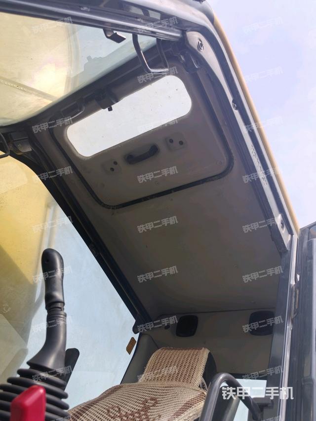 駕駛室頂部(整機(jī)外觀) 駕駛室頂部(整機(jī)外觀)